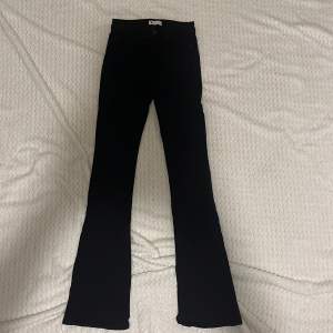 svarta bootcut jeans från Gina tricot💗kontakta om ni har frågor💗