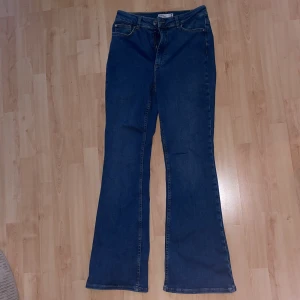 Cubus högmidjade bootcut jeans - Cubus blåa bootcut jeans som är högmidjade. Original pris 600kr och aldrig använt. 