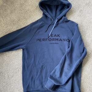 Blå Peak Performance hoodie i storlek XL men passar L, skick 8/10