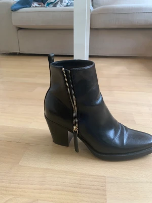 Boots  - Använt några ggr men frf i mycket bra skick.  Priset kan diskuteras 