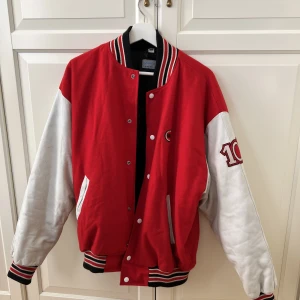 Baseball jacka  - Riktigt snygg vintage baseball jacka i size M-L. 