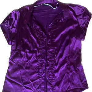 Satin skjorta - En så vacker lila satin skjorta från Lindex, strl 42🍇 Säljes då den tyvärr inte kommer till användning längre. Köparen står för frakten, kan även mötas upp i Stockholm🍇