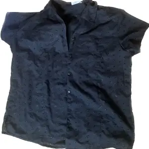 En så cool svart skjorta med små nästan ”virkade” hål, köpt på stadsmissionen, strl M/L⭐️ Säljes då den tyvärr inte kommer till användning längre. Köparen står för frakten, kan även mötas upp i Stockholm⭐️