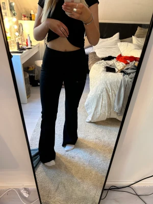 Kostymbyxor - Säljer dessa jättefina svarta kostymbyxor från zara. De är lite stora på mig som har S/M i vanliga fall. 💕❤️