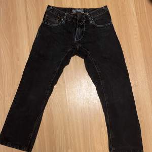 Snygga svarta jeans som passar bra. Print där back som sitter bra utan några skador. Snygg färg med orange och svart.
