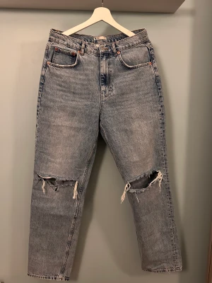 Gina Tricot Jeans  - 90s High Waist Jeans från Gina Tricot i färgen blå. Har använts bara en gång och är därför i ny skick. Dock är dessa jeans små i storlek, om man är intresserad så kan jag skicka mått!