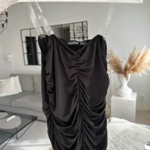 Axelbandslös klänning från boohoo, oanvänd 