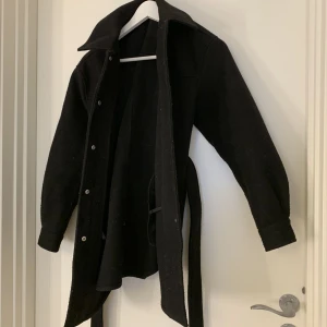 Svart kappa  - Säljer min vår/ vinter kappa ifrån Veromoda Storlek Xs men passar S också Nypris 600, mitt pris 220 + frakt  Skriv för fler bilder🖤