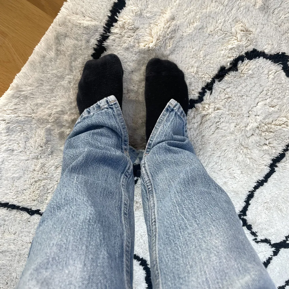 Zara jeans som nya, knappt använda!💓 Perfekt färg nu till sommaren!🥰 Sitter jättefint, även en slits ner till.. Jeans & Byxor.