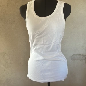 Linne - Vitt linne, något missfärgat i armhålor