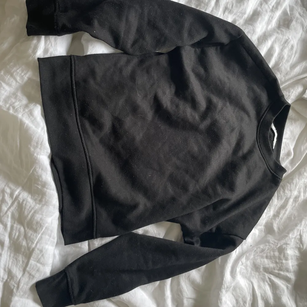 Säljer två helt vanliga sweatshirts. En svart och en grå. De är i bra skick. Den svarta är i XS och den gråa är i S. Skriv via funderingar och annat🙂. Hoodies.