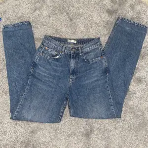 Jeans från Gina Tricot med hål på knäna, skriv för fler bilder 💗