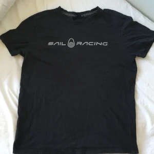 Sail racing t-shirt  - Köpt för 499, säljer för 150. Har används och har ett hål ca 15 cm under högerarmen.