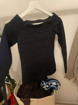 Topp - Enkel svart tröja som är ribbad. Knappt använd trotts att den är 4 år gammal. 