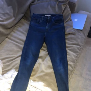 Levi’s jeans  - Skit snygga anledning använda pga att dom var för långa i benen men väldig stretchiga så passar storlek xs-m , jätte sköna byxor men tyvärr för långa 