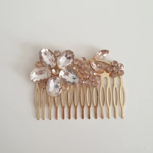 Blommig hårklämma accessoar  - 🧚‍♀️FÖRST TILL KVARN!🧚‍♀️ En jättevacker hår accessoar från Glitter. Superfin och ger det lilla extra på en hårfrisyr. Älskar den men använder inte ofta nog🥺💔 Så fin att ha till vardags eller till nån fest. Vill bli av med ASAP! PRIS: 125kr + frakt