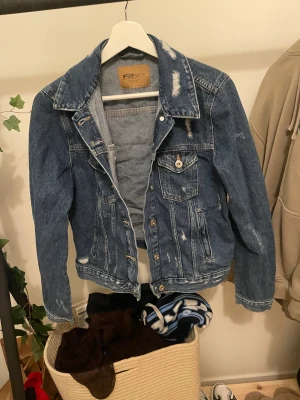 Jeans jacka - Ca 3 år gammal jeans jacka som är använd ca 5-10 gånger. Nypris var 600 men priset kan diskuteras. 