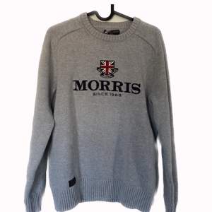 En grå stickad tröja från Morris, bra kvalitet såklart 8/10. Rekommenderas endast för folk med storlek S, lite för litet för en M🥰