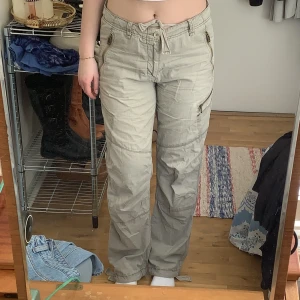 Lågmidjade cargobyxor💚 - Midjemått: 100cm, innerbenslängd: 89, det finns ett band på insidan av midjan så att den går att spänna som man vill ha det, samma med besluten💚