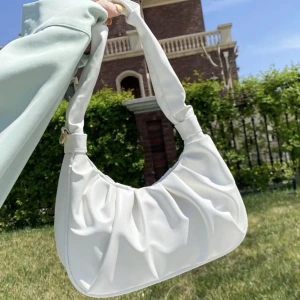 Väska - En fin väska från shein. ✨🌷Finns långt band till. Ett stort fack med knapp, ingen dragkedja. Skriv vid frågor eller fler bilder. Slutsåld på hemsidan. Lånade bilder!!