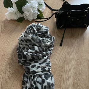 Halsduk - Fin halsduk. Tyvärr så har den inte kommit till så stor användning för mig och hoppas att den får en ny ägare. Se mina övriga aktioner! ❤️
