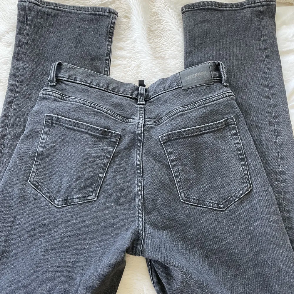 Säljer mina nya lågmidjade svarta jeans från weekday. Aldrig använt jätte fint skick men tyvärr för stora och för långa för mig ❤️. Jeans & Byxor.