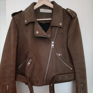 Bikerjacka - Brun bikerjacka i mockaimitation. Är i fint skick. Är storlek L men är lite mindre i passformen så passar en M/liten L☺️