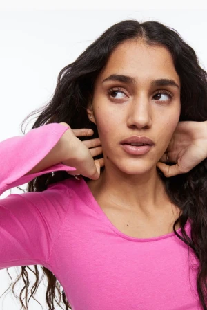 Långärmad tröja med slits - Säljer denna snygga basic tröjan med en slits vid slutet av armen. Använd endast 1 gång 🥰