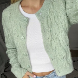 Grön kofta - Intressekoll på denna sjukt fina gröna kofta från Zara💚 Grönare i verkligheten!!