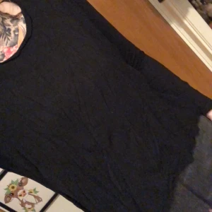 Svart halv lös tröja - Svart