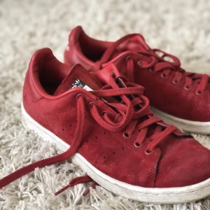 Adidas Stan Smith - Adidas x Rita Ora sneakers i röd mocka. Mycket gott skick. Nypris ca 1300 kr.