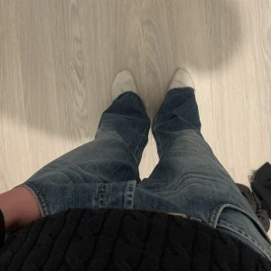 Lee bootcut jeans - Riktigt snygga bootcut jeans från Lee. Skulle säga att dem passar 34-31. Pris kan diskuteras! Hör av dig om du vill ha fler bilder eller har några frågor.