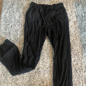 Linne byxor - Linne byxor i storlek S. Tvättade dem i 40 så dem är nu en xs 😆  Fortfarande jättefina i kvaliten men passar nu bättre för en mindre storlek💓