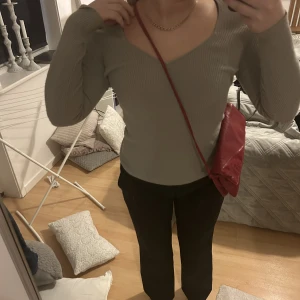Långärmad tröja - Trendig grå tröja. Säljer pågrund av att jag inte använder den så ofta. Den har lite noppror men verkligen ingenting som man tänker på. 