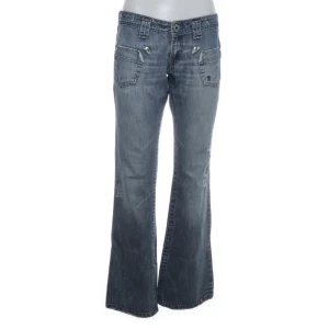 Bootcut jeans - Lågmidjade bootcutjeans från EDC by esprit med fina fickor🤍 de är slitna nertill pga att jag sprättat upp de. Skriv för fler bilder