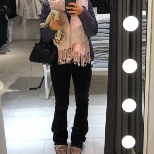 Low waist jeans - Levis jeans i storlek 24! Modellen heter 715 bootcut😃 Jeansen på första bilden är inte de jag säljer men ser nästan exakt likadana ut (något smalare i benen, men inte alls mycket). Säljer då de är för små så kan tyvärr inte skicka bilder med de på❤️‍🔥