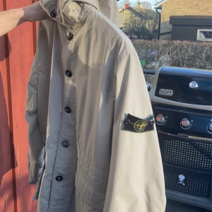 Stone Island jacka - En beige stone island jacka. Skulle säga att den är lite tunnare och passar bäst bäst vid höst och vår, funkar även bra som regnjacka.  Inköpt i höstas men är tyvärr för stor nu.  Befintligt skick. Kan mötas upp, kan även frakta! (Köparen står för frakt) 