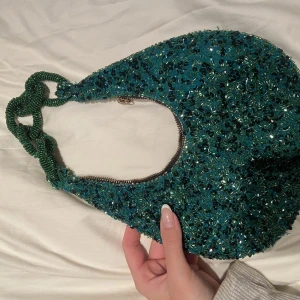 Grön paljettväska från zara - Grön paljettväska från Zara. Supersnygg och cool. Oanvänd 