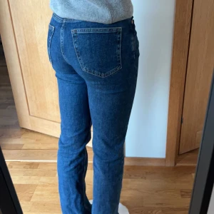 Weekday jeans - Jeansen är från weekday och är raka i modellen. Relativt låga i midjan och längd 32 vilket passar mig perfekt och jag är 170. Köptes för ungefär ett år sedan för 500 kr Säljer pga har flera likande💘💘