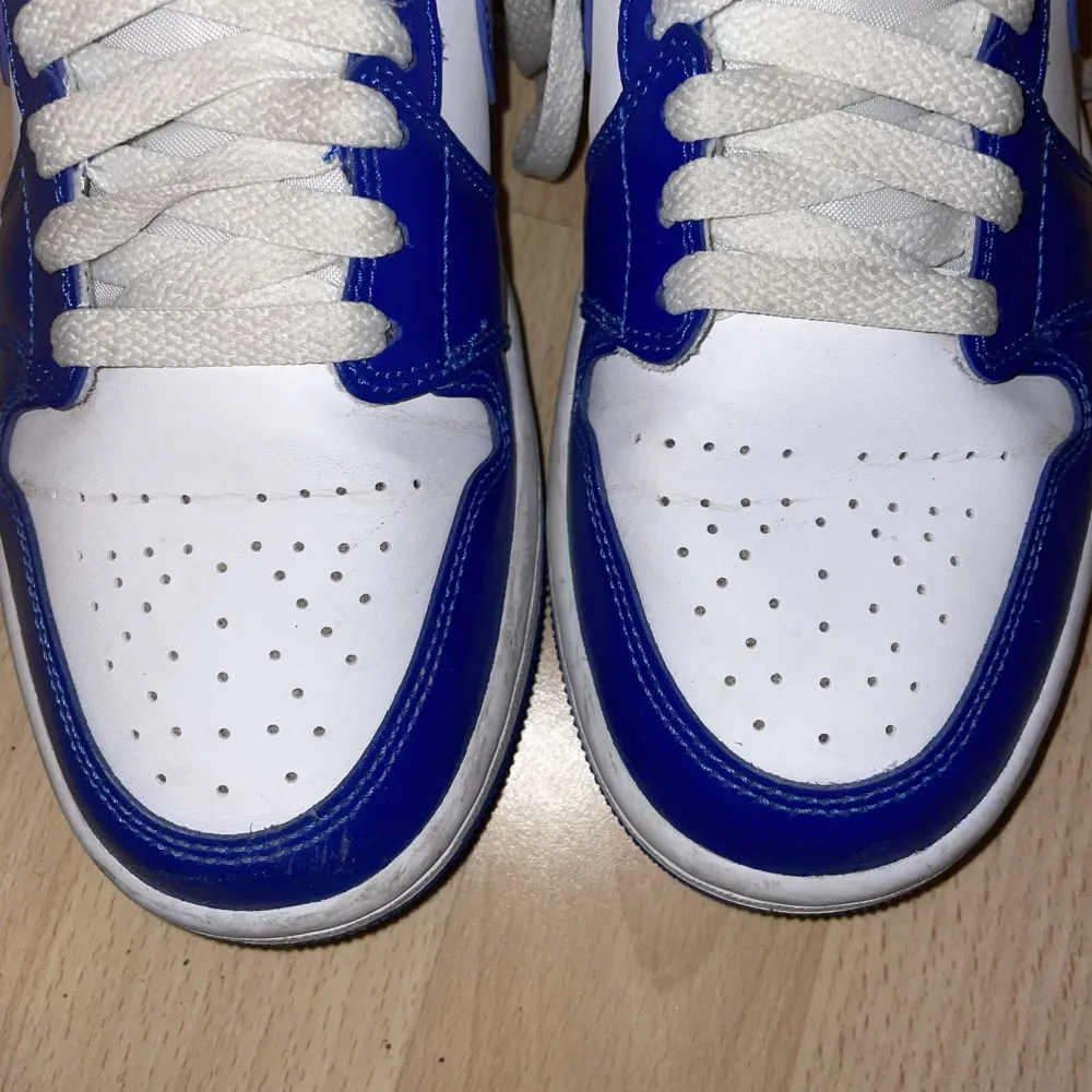 Air Jordan 1 Mid Kentucky Blue i storlek 39 köpta på Restock. Man får med lådan vid köp. Säljer pga av ingen användning. Använda max 5 gånger så i väldigt bra skick! Nypris : 3.330 Kr på Restock 💕 Du får gärna använda funktionen ”köp nu” 🥰. Skor.