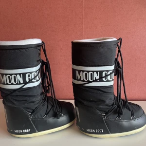 Moonboots - Säljer dessa moonboots som är jättetrevliga men kommer inte till användning, köpte dem förra jul 😊💗