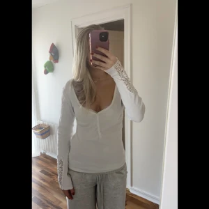 Vit långärmad tröja  - En vit långärmad, v ringad topp som är i väldigt bra skick.