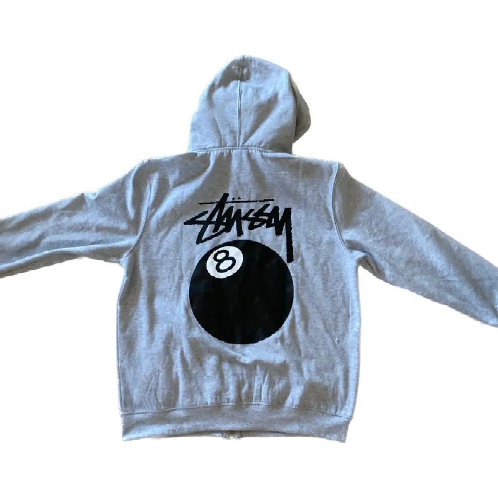 En unik 8ball stussy zip hoodie som självklart är äkta! Storlek L men sitter oversize på mig som är S! Köp direkt eller buda privat!. Hoodies.