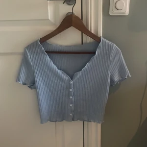 T-shirt - Säljer min blå magtröja, för att den är för stor på mig🫶🏼 jätte skönt material och fin till sommaren!😍 kontakta vid frågor eller bilder💕(kommer inte ihåg vart den kommer ifrån)❤️