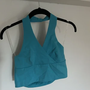 Halterneck linne - Ett halterneck linne från New Yorker, i storlek m. Superfin färg men kommer tyvärr inte till användning💓 Skriv för fler bilder! Pris kan diskuteras 