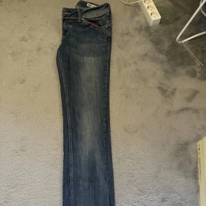 Low waist jeans från Tommy - Säljer mina low waist jeans från Tommy Hilfiger som är straight och vida