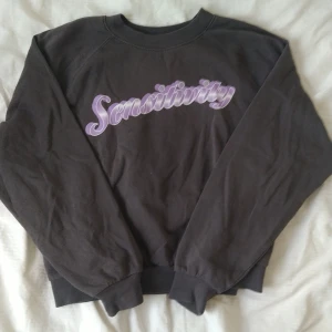 Crew neck  - En crewneck där det står 'Sensetivity' från H&M, 3 för 2 på hela min shopp!🐚