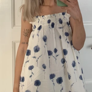 Blommig sommarklänning - Superfin blommig, lång sommarklänning med tunna band. Storlek XS. Endast använd en gång, så ingenting att anmärka på! 
