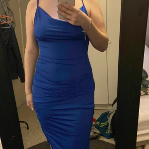 Blå klänning - Mörkblå klänning, Storlek M, från SHEIN, sitter som en M men skulle passa S också, slits vid låret, tyget sitter löst vid bysten