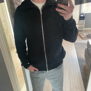 Zara Ziptröja  - En Ziptröja med dragkedja över hela från Zara. Nypris är 559kr och har använt den kanske 3-4 gånger så säljer för 250kr! Storlek L och passar L/XL
